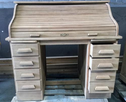 Bureau à tiroirs et à volets